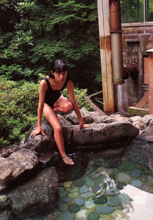 栗山千明が15歳で出したヘアヌード写真集を発掘。 栗山千明が15歳で出したヘアヌード写真集を発掘。