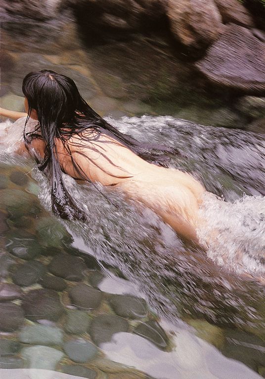 栗山千明が15歳で出したヘアヌード写真集を発掘。 栗山千明が15歳で出したヘアヌード写真集を発掘。